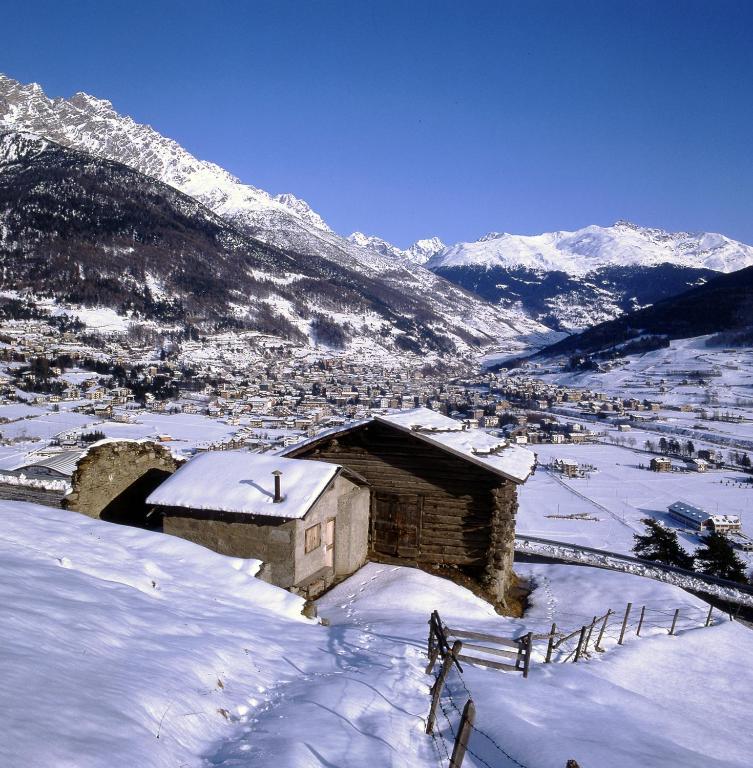 Meuble Garni Della Contea Hotel Bormio Exterior photo